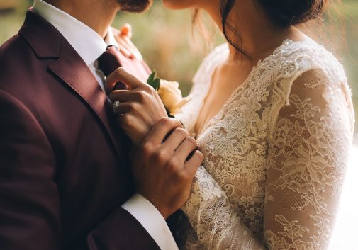 detail-mariage-partage-bonheur-costume