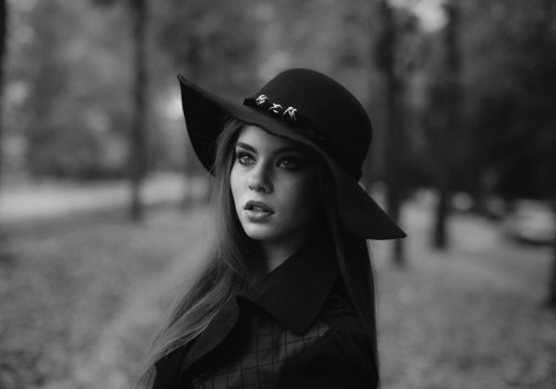 femme-portrait-chapeau-brune-monochrome