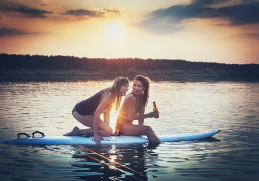 femmes-eau-surf-rire-bonheur