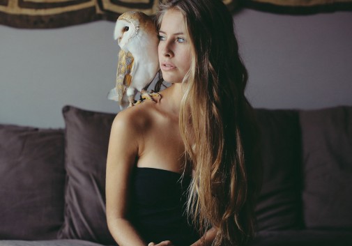 owl-chouette-femme-blonde-camille-rochette