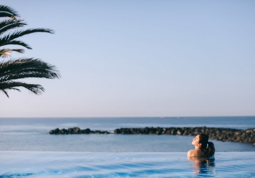 piscine-mer-palmier-calme-vacance