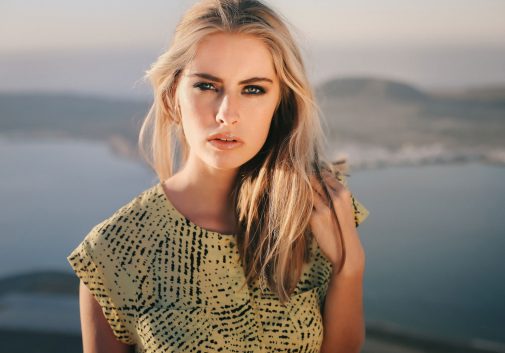 visage-intense-blonde-soleil-portrait