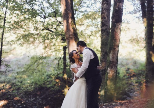 amour-couple-forêt-mariage-nature-rire
