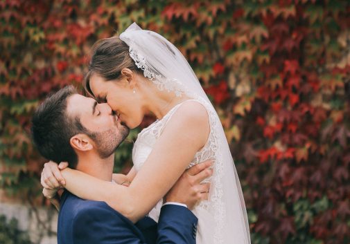 couple-automne-mariage-bisou-feuille