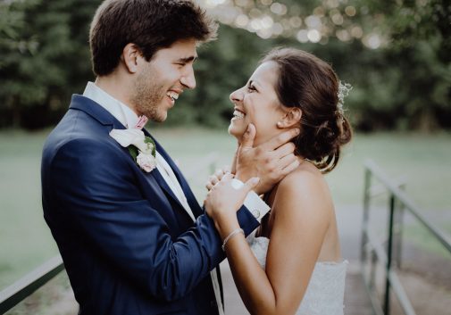 couple-rire-joie-mariage-nature