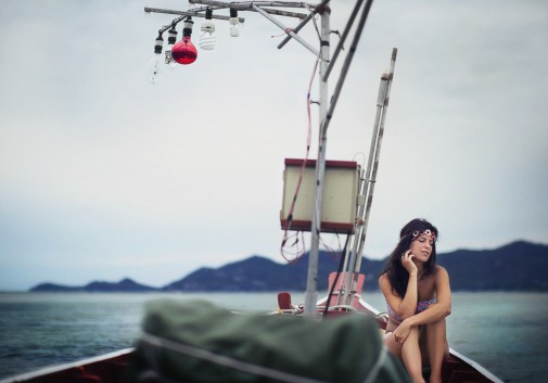 femme-bateau-ampoule-thailande-mer