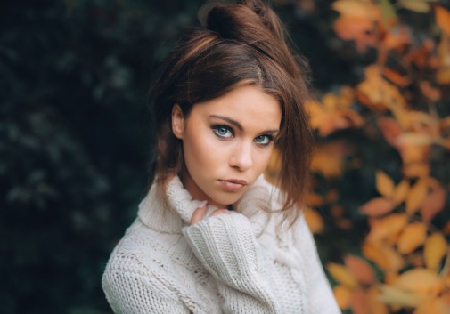 femme-brune-feuille-automne-portrait