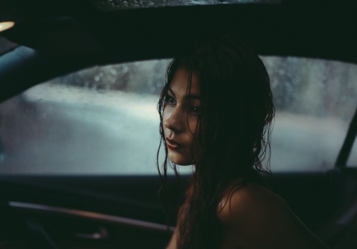 femme-voiture-pensive-pluie-voiture