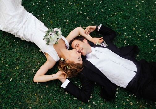 mariage-amour-rire-couple-herbe