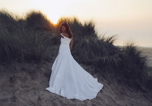 robe-mariage-femme-mystère-dune-plage