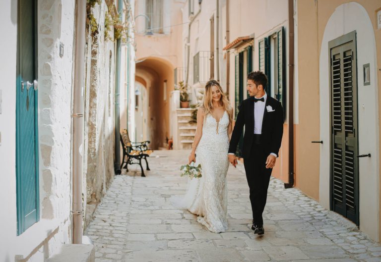photographe-mariage-belgique-couple-ruelle-bonheur-robe.jpg